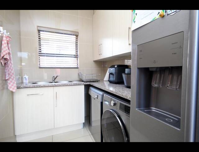 3 BEDROOM TOWNHOUSE FOR SALE IN THATCHFIELD